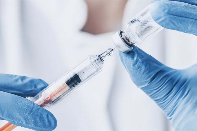 El COMCAS exige a Sanidad que vacune ya a los médicos que trabajan en al privada