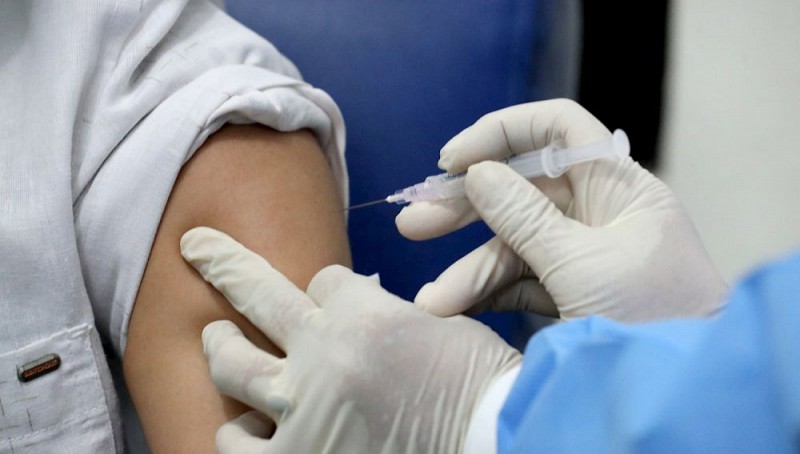 El Colegio entrega a Sanitat un listado de médicos de la privada para que los vacune del Covid