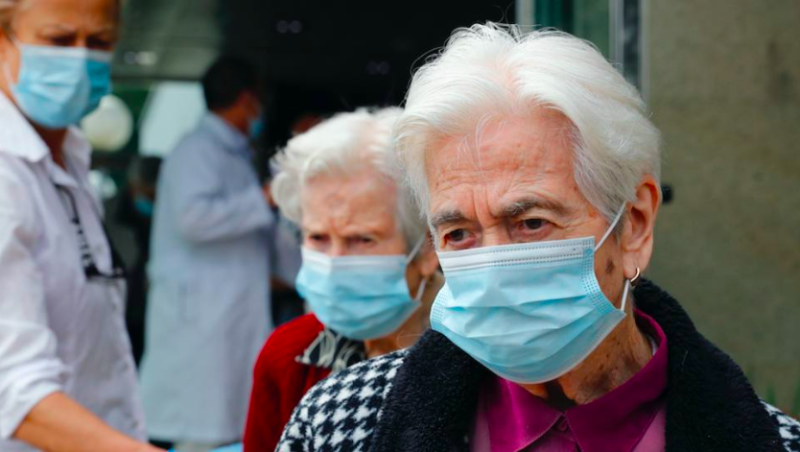 Sanidad obliga a usar mascarilla en centros sanitarios por el repunte de infecciones respiratorias